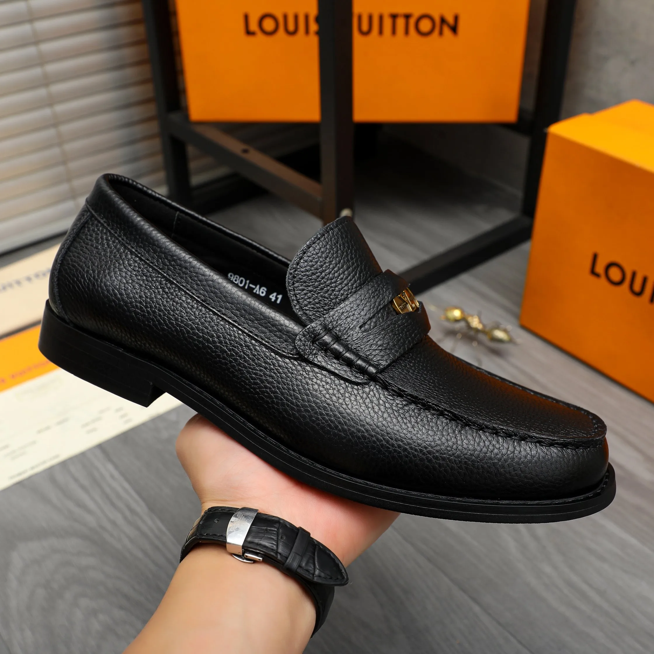 Men's shoes 💰p460 Product trademark: LV (Louis Vuitton) business slip-on leather shoes. Regular size: 38-45 (45 is custom-made and non-returnable) Product materials: Selected pebbled cowhide upper, cowhide lining, original rubber outsole
